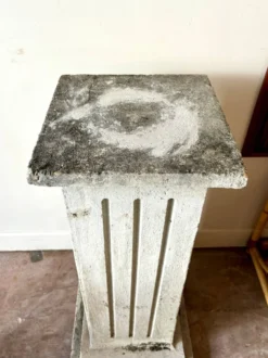 Colonne en béton gris