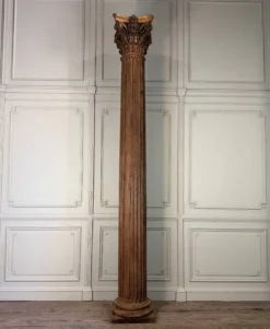 Colonne en chêne sculpté, fût cannelé et chapiteau corinthien, XVIIIème siècle