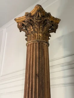 Colonne en chêne sculpté, fût cannelé et chapiteau corinthien, XVIIIème siècle