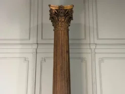 Colonne en chêne sculpté, fût cannelé et chapiteau corinthien, XVIIIème siècle