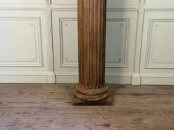 Colonne en chêne sculpté, fût cannelé et chapiteau corinthien, XVIIIème siècle