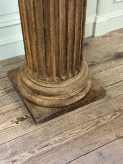 Colonne en chêne sculpté, fût cannelé et chapiteau corinthien, XVIIIème siècle