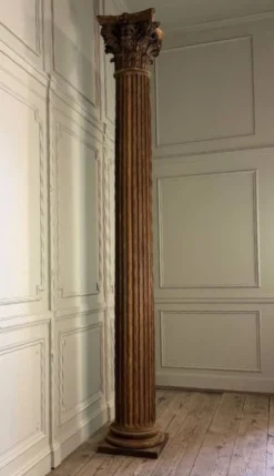 Colonne en chêne sculpté, fût cannelé et chapiteau corinthien, XVIIIème siècle