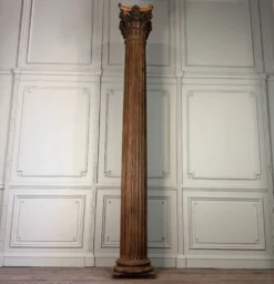 Colonne en chêne sculpté, fût cannelé et chapiteau corinthien, XVIIIème siècle