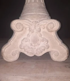 Colonne en forme de pic cierge
