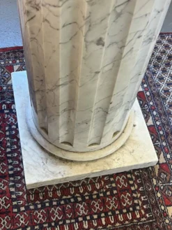 Colonne en marbre plein blanc veiné de gris, décor en cannelures verticales, 110 cm