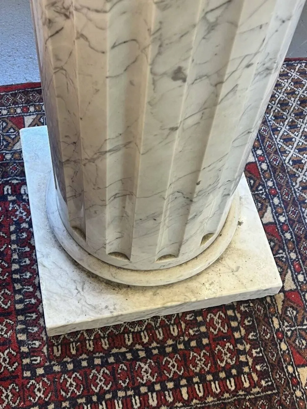 Colonne en marbre plein blanc veiné de gris, décor en cannelures verticales, 110 cm
