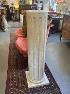 Colonne en marbre plein blanc veiné de gris, décor en cannelures verticales, 110 cm