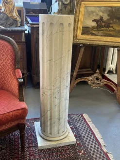 Colonne en marbre plein blanc veiné de gris, décor en cannelures verticales, 110 cm