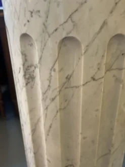 Colonne en marbre plein blanc veiné de gris, décor en cannelures verticales, 110 cm