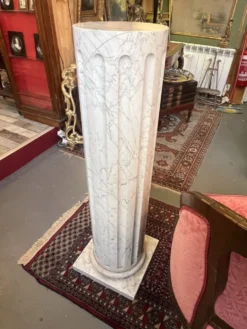 Colonne en marbre plein blanc veiné de gris, décor en cannelures verticales, 110 cm