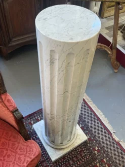 Colonne en marbre plein blanc veiné de gris, décor en cannelures verticales, 110 cm
