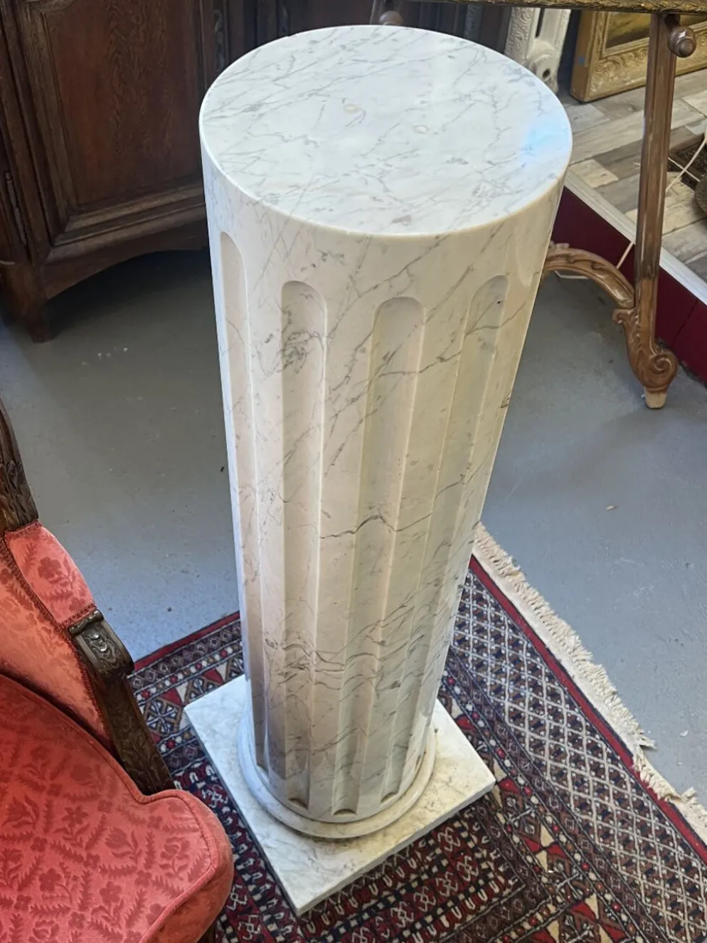 Colonne en marbre plein blanc veiné de gris, décor en cannelures verticales, 110 cm