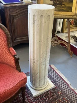 Colonne en marbre plein blanc veiné de gris, décor en cannelures verticales, 110 cm