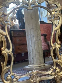 Colonne en marbre plein blanc veiné de gris, décor en cannelures verticales, 110 cm