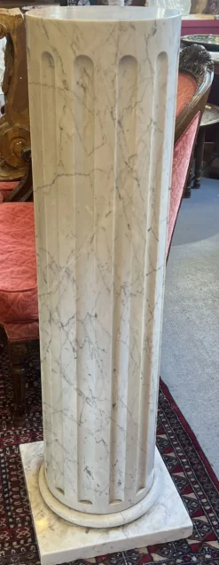 Colonne en marbre plein blanc veiné de gris, décor en cannelures verticales, 110 cm