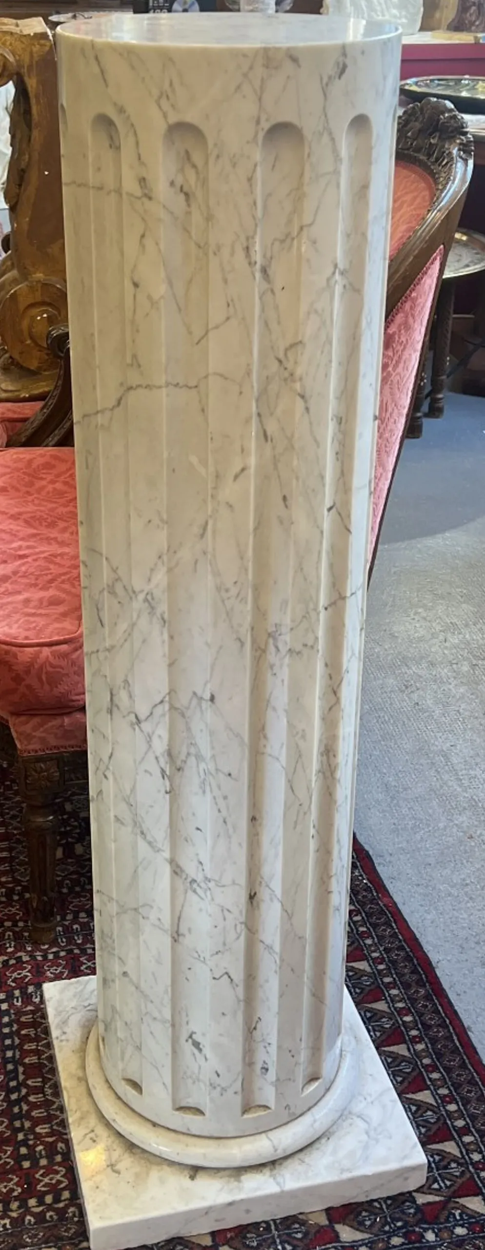 Colonne en marbre plein blanc veiné de gris, décor en cannelures verticales, 110 cm
