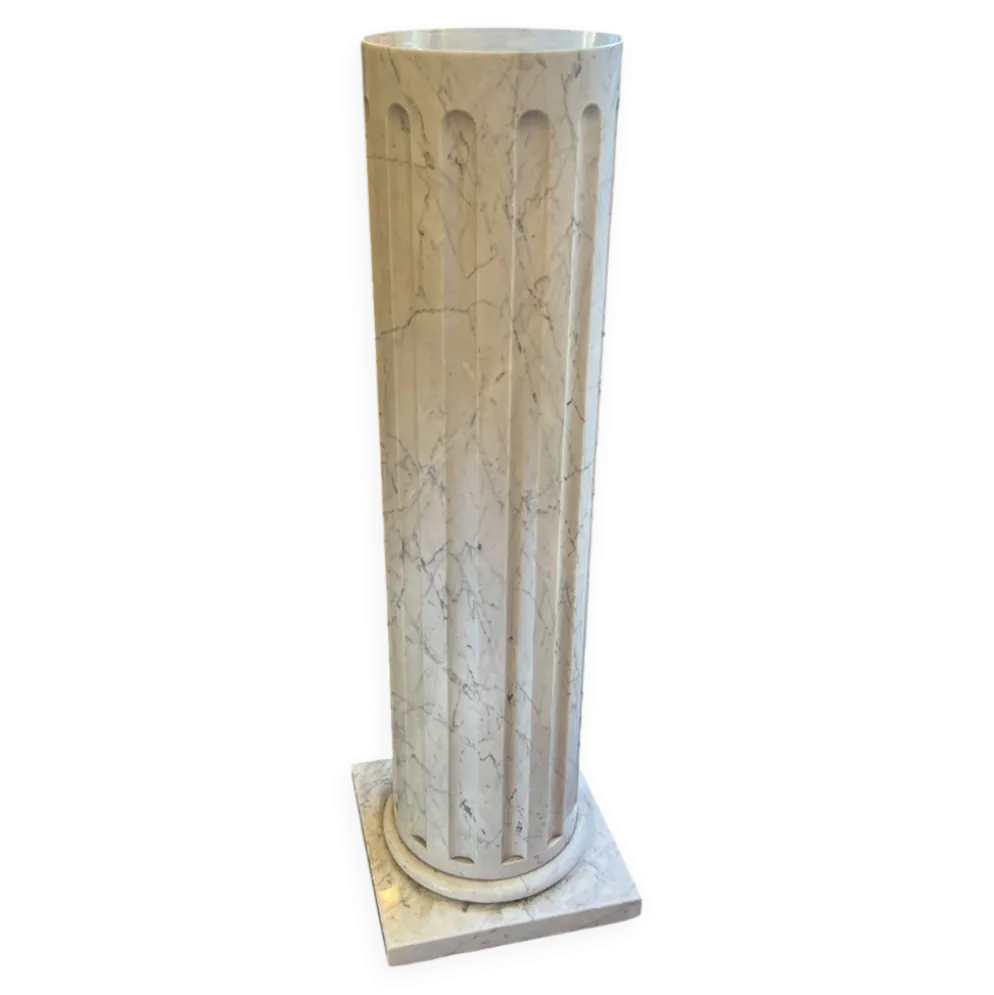Colonne en marbre plein blanc veiné de gris, décor en cannelures verticales, 110 cm