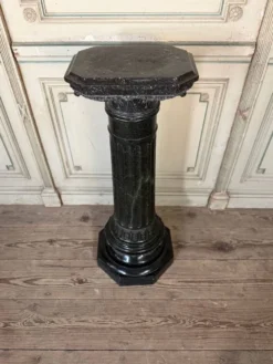 Colonne en marbre vert serpentine, vers 1880