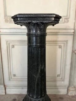 Colonne en marbre vert serpentine, vers 1880