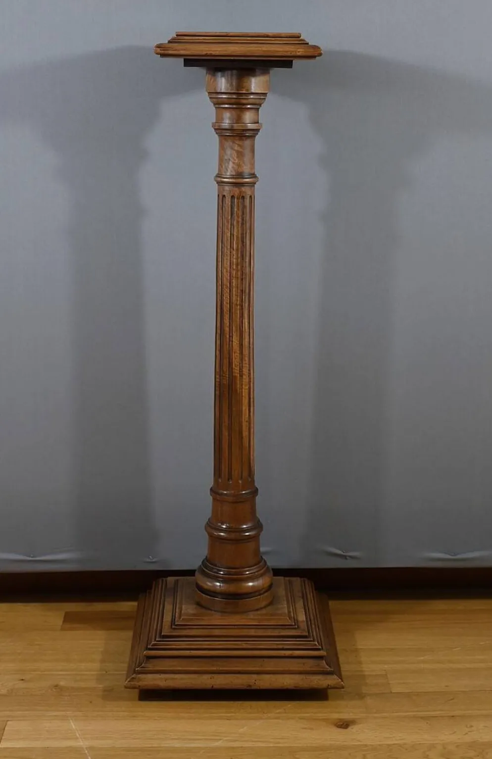 Colonne en Noyer, style Louis XVI – 1920