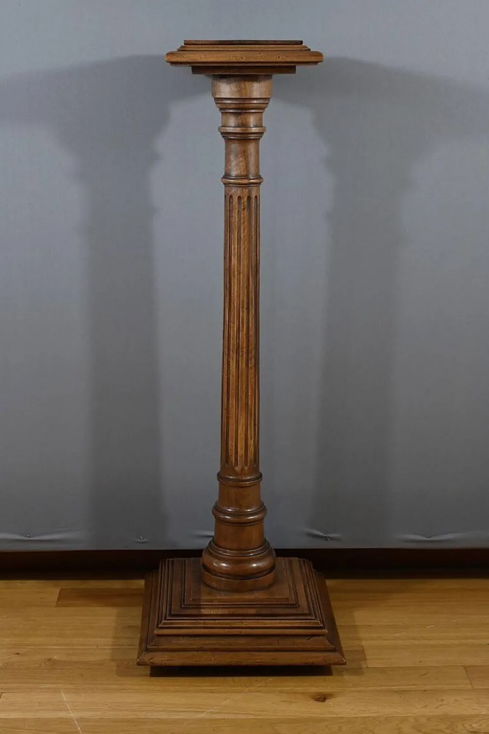 Colonne en Noyer, style Louis XVI – 1920