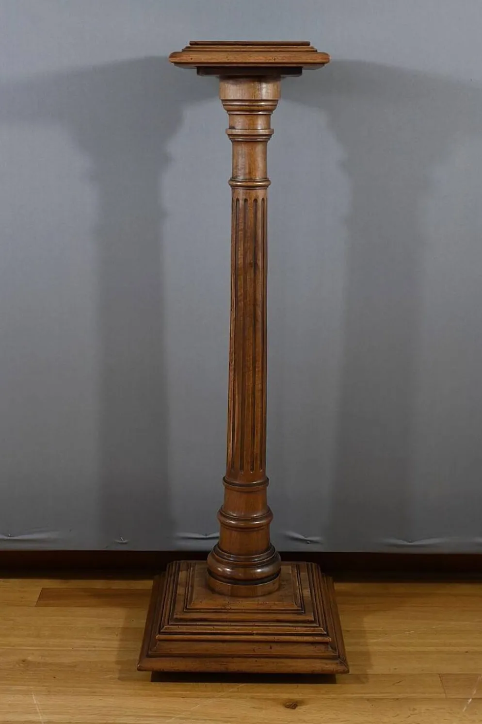 Colonne en Noyer, style Louis XVI – 1920