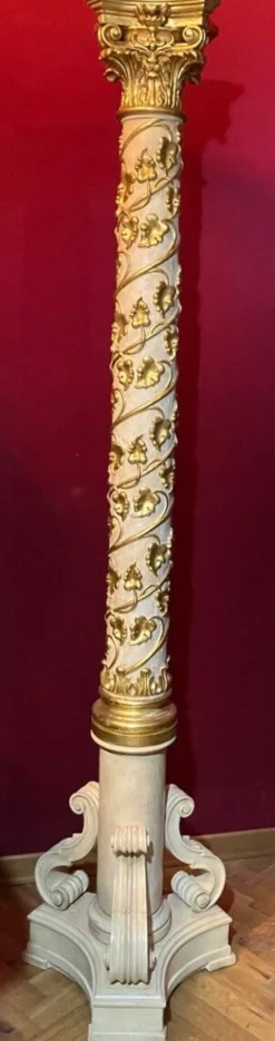 Colonne en piédestal italienne en laque blanche et feuille d'or