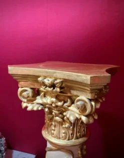 Colonne en piédestal italienne en laque blanche et feuille d'or