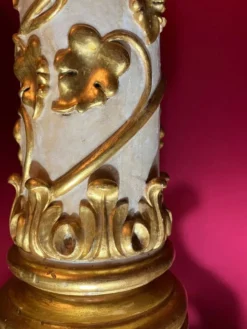 Colonne en piédestal italienne en laque blanche et feuille d'or