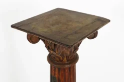 Colonne ou piédestal corinthien en bois sculpté ancien, France vers 1890