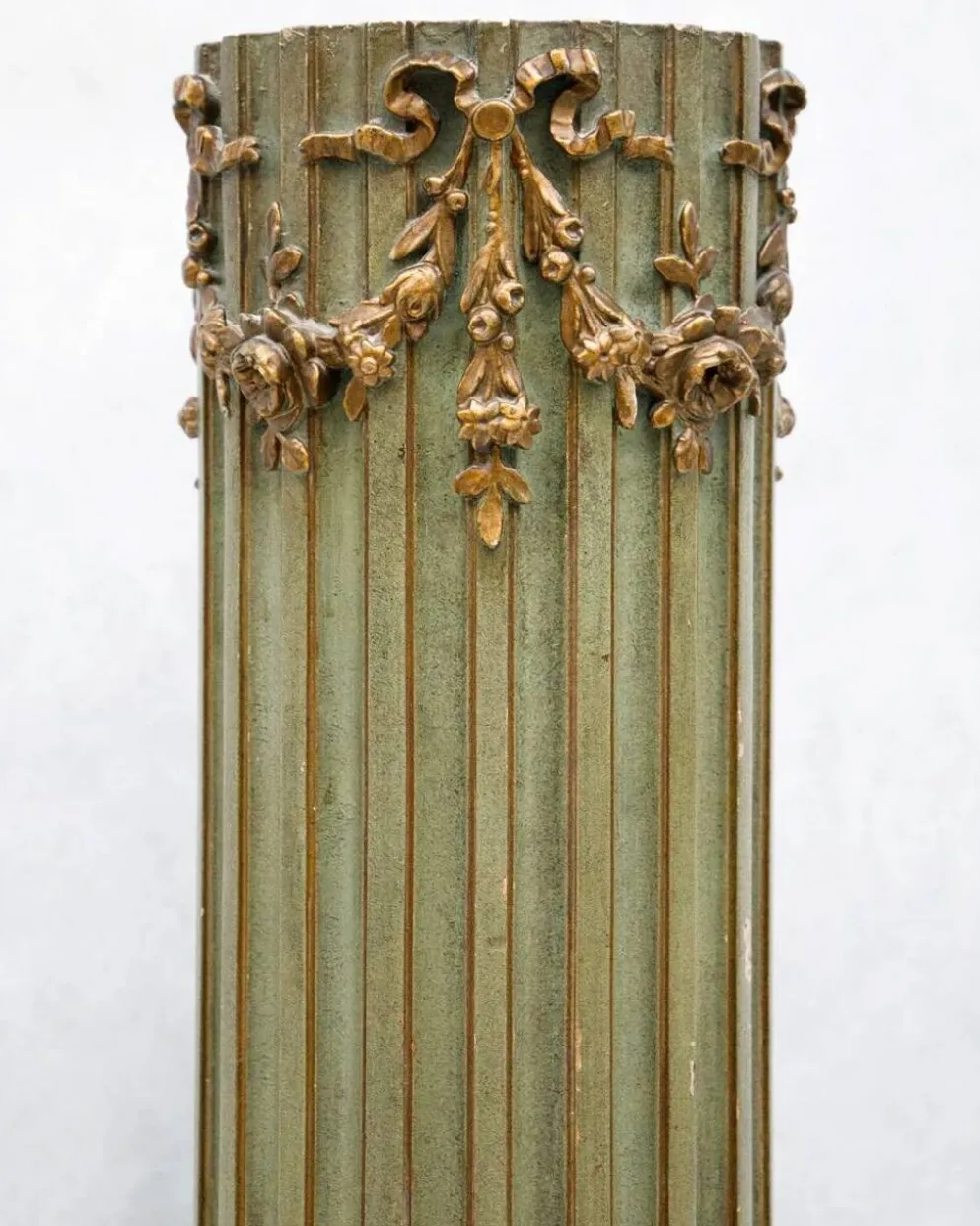 Colonne piédestal style Louis XVI vert olive