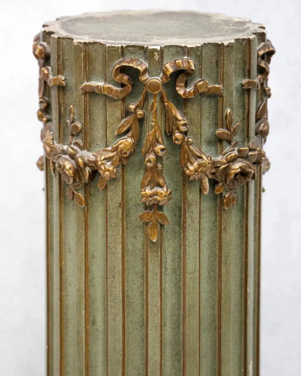 Colonne piédestal style Louis XVI vert olive