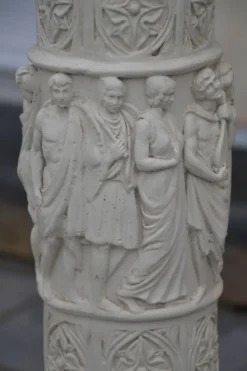 2 colonnes anciennes en plâtre
