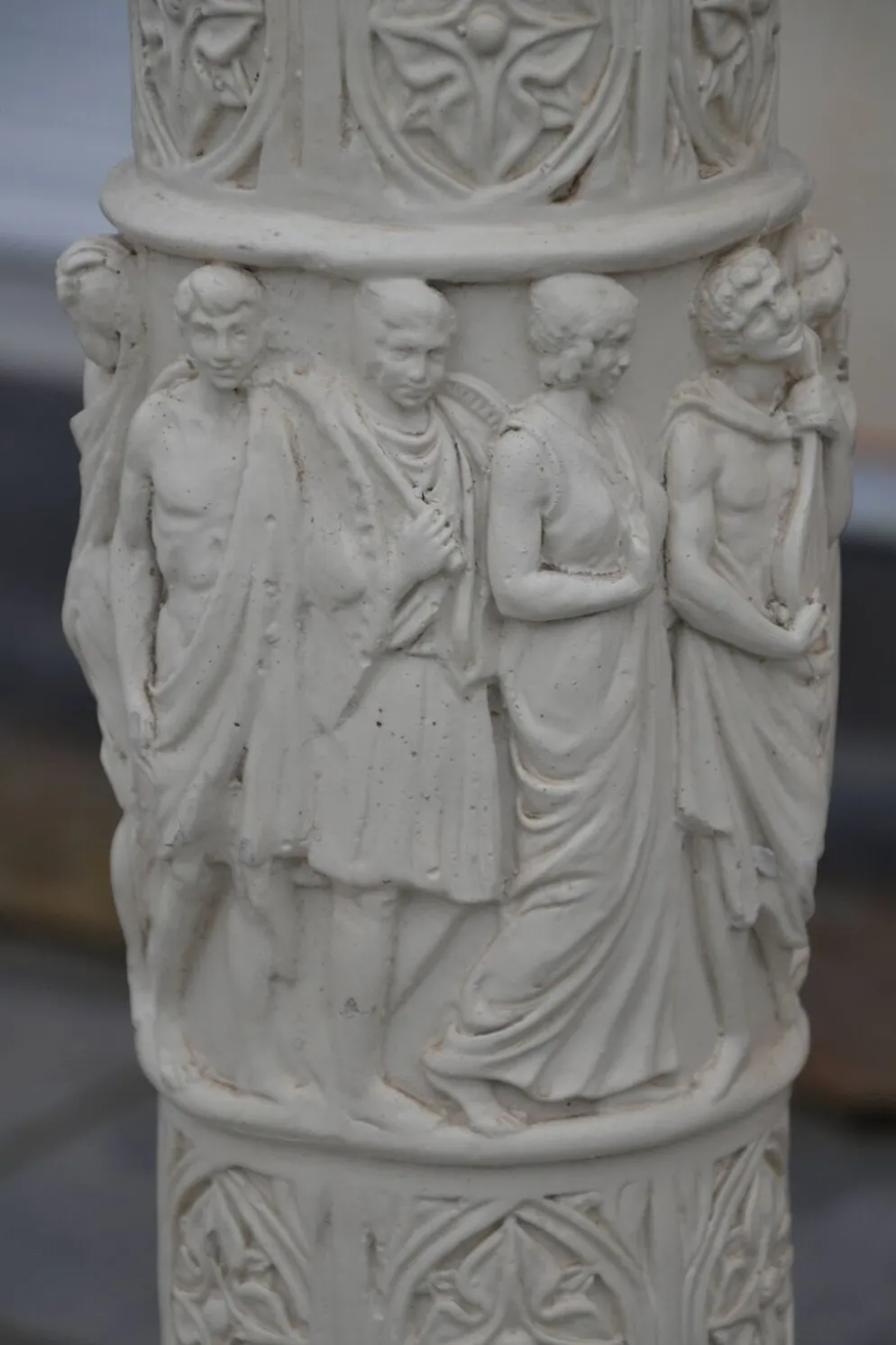 2 colonnes anciennes en plâtre
