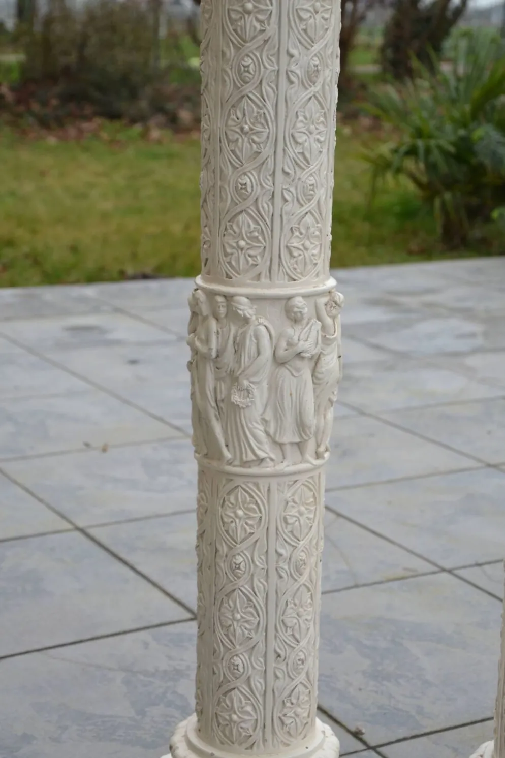 2 colonnes anciennes en plâtre