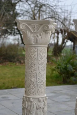 2 colonnes anciennes en plâtre