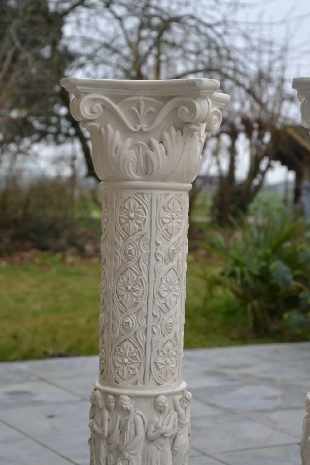 2 colonnes anciennes en plâtre