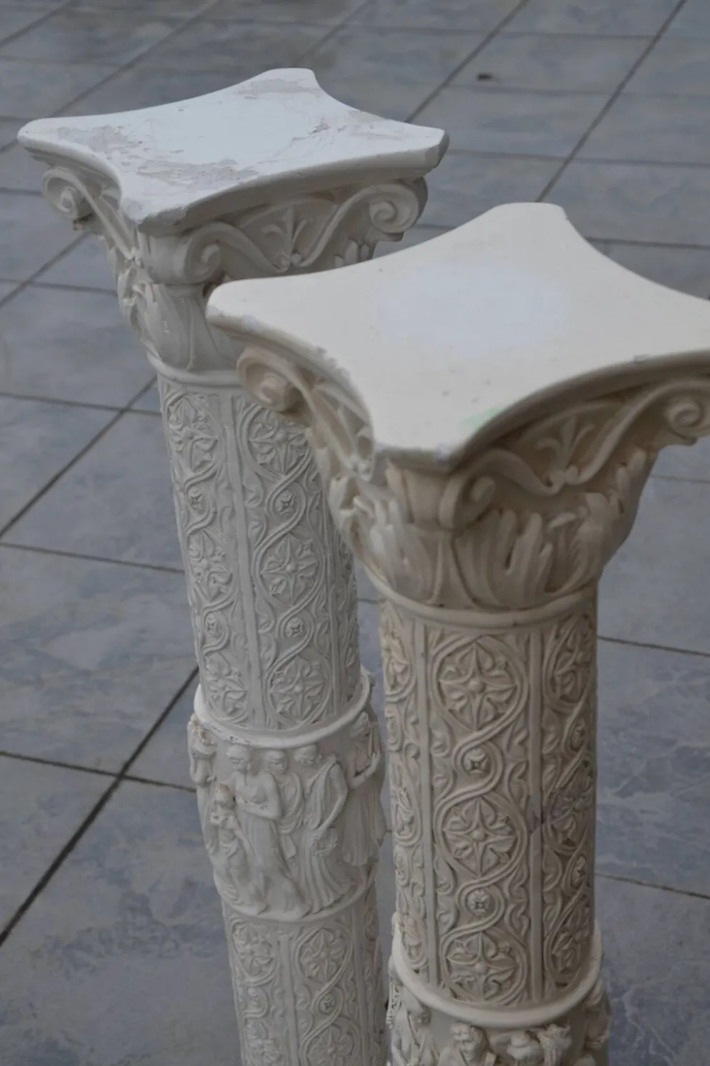 2 colonnes anciennes en plâtre