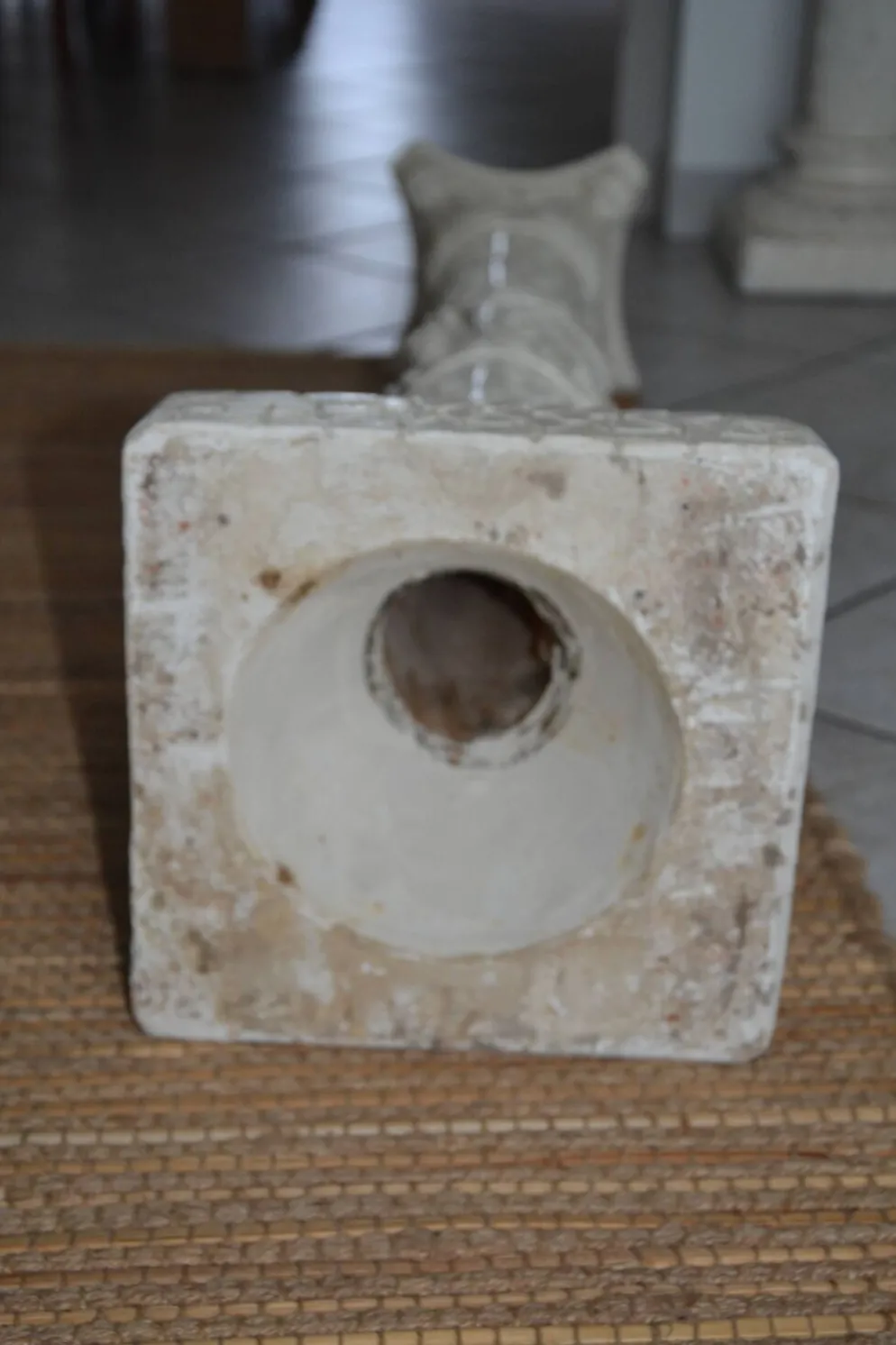 2 colonnes anciennes en plâtre