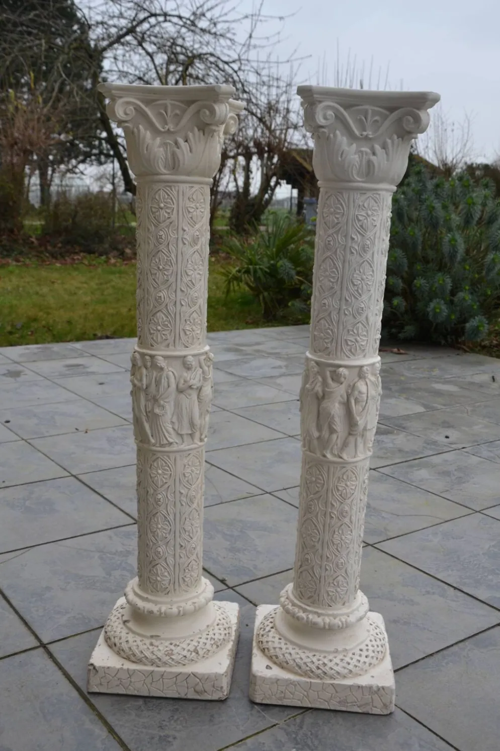 2 colonnes anciennes en plâtre