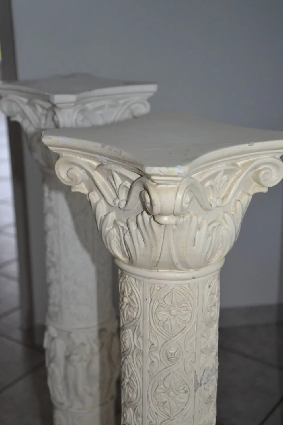 2 colonnes anciennes en plâtre