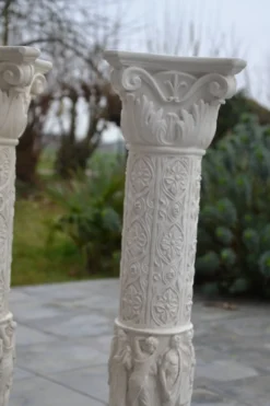 2 colonnes anciennes en plâtre