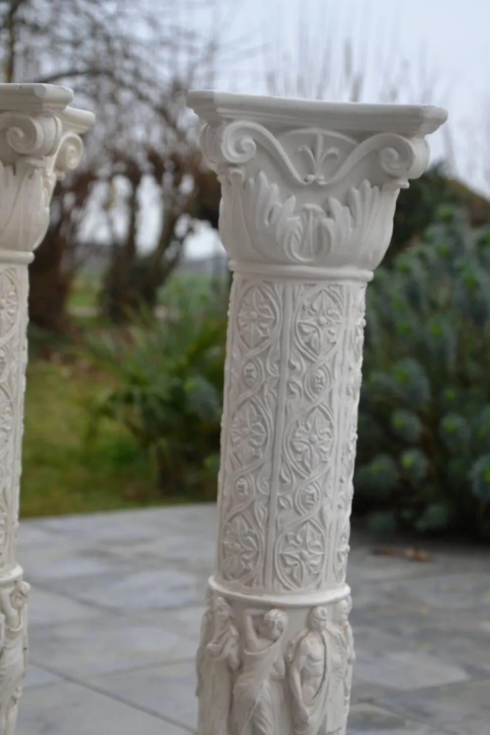 2 colonnes anciennes en plâtre