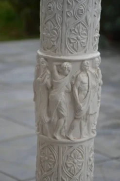 2 colonnes anciennes en plâtre