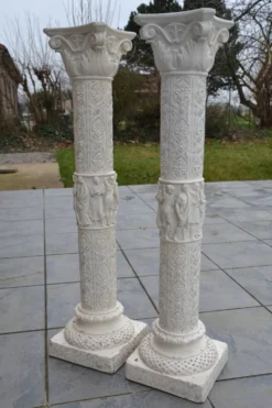 2 colonnes anciennes en plâtre