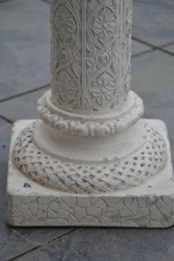 2 colonnes anciennes en plâtre