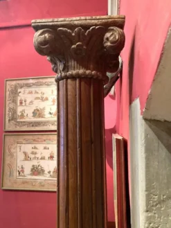Colonnes corinthiennes en bois de style italien du 19e siècle sur socles en grès, ensemble de 2.