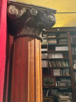 Colonnes corinthiennes en bois de style italien du 19e siècle sur socles en grès, ensemble de 2.