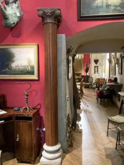 Colonnes corinthiennes en bois de style italien du 19e siècle sur socles en grès, ensemble de 2.